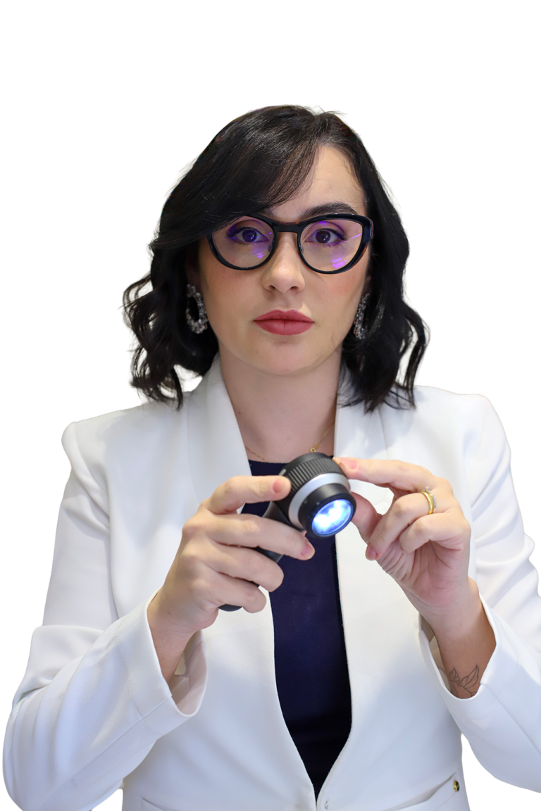 Dra. Nara Negretti segurando um dermatoscópio